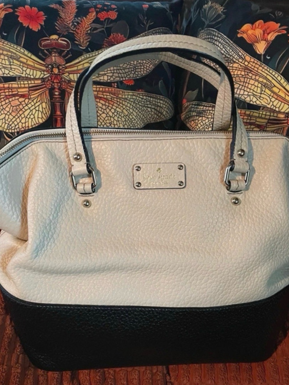 Kate Spade New York Grove Court Blaine
Two tone Cream and Black Pebbled Leather